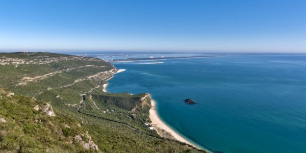 À Setúbal, des centaines de personnes défendent l’accès public aux plages de l’Arrábida