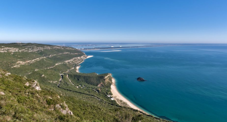 À Setúbal, des centaines de personnes défendent l’accès public aux plages de l’Arrábida