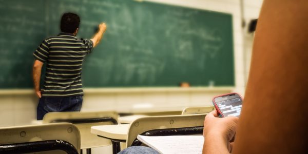 Rentrée 2026-2027 au Portugal: téléphones interdits au 3e cycle et début des cours échelonné
