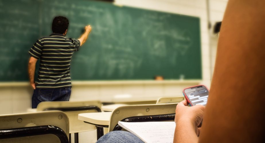Rentrée 2026-2027 au Portugal: téléphones interdits au 3e cycle et début des cours échelonné