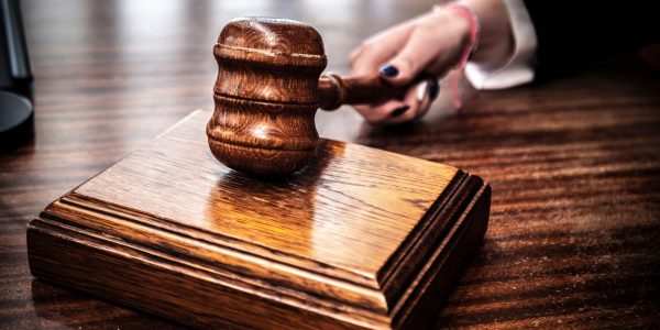 Une ex-fonctionnaire du SEF condamnée à dix ans de prison pour des régularisations illégales