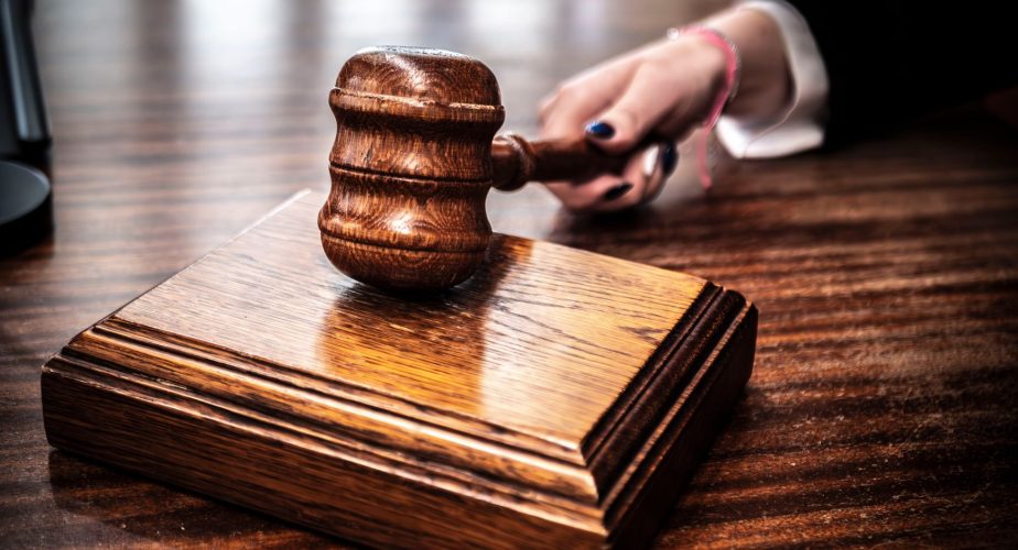 Une ex-fonctionnaire du SEF condamnée à dix ans de prison pour des régularisations illégales