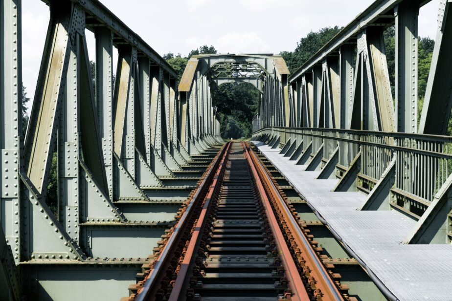 Des rails traversent un pont ferroviaire métallique.