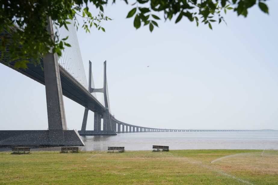 Le pont Vasco da Gama s’étend au-dessus de l’eau, vu depuis la rive.