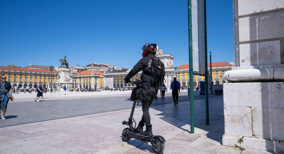 Trottinettes et vélos électriques: le casque obligatoire franchit une étape au Parlement portugais