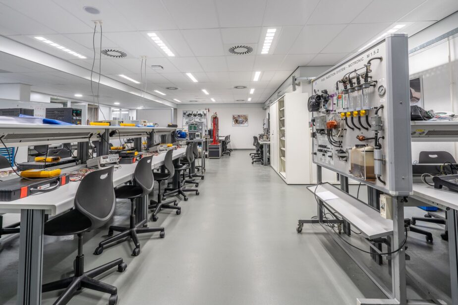 Laboratoire équipé de postes de travail et d’appareils techniques.